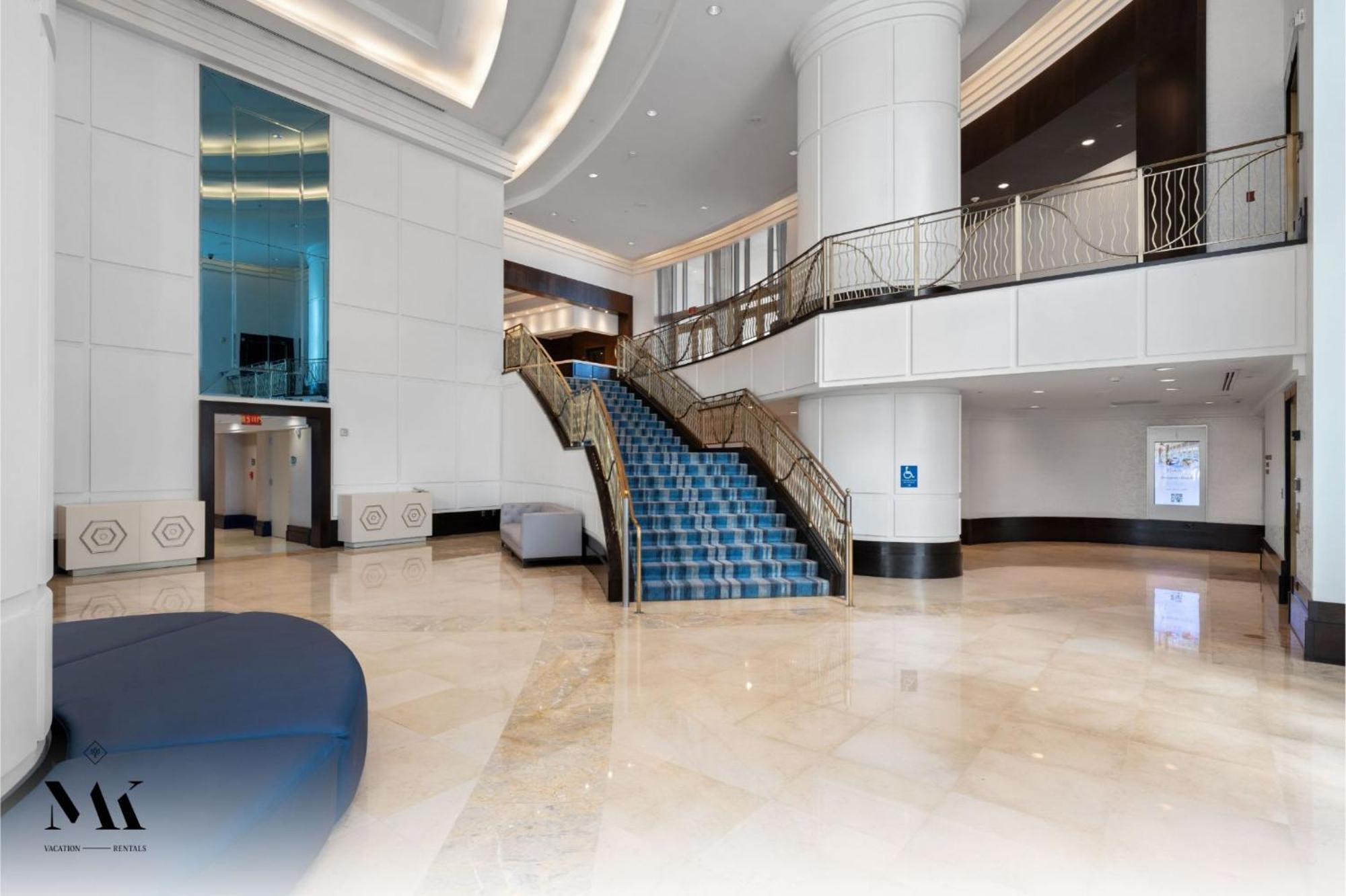 Fontainebleau Resort Balcony W Pool & Ocean View - Miami Beach — Photos 3